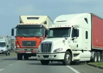 caminhão bate em mureta