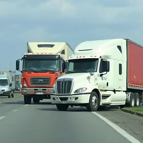 caminhão bate em mureta