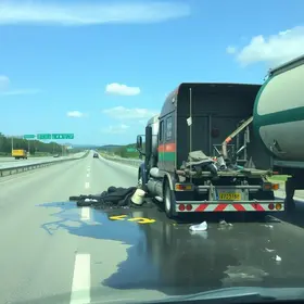 combustível de carreta tombada