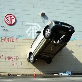 carro bate contra muro em MG